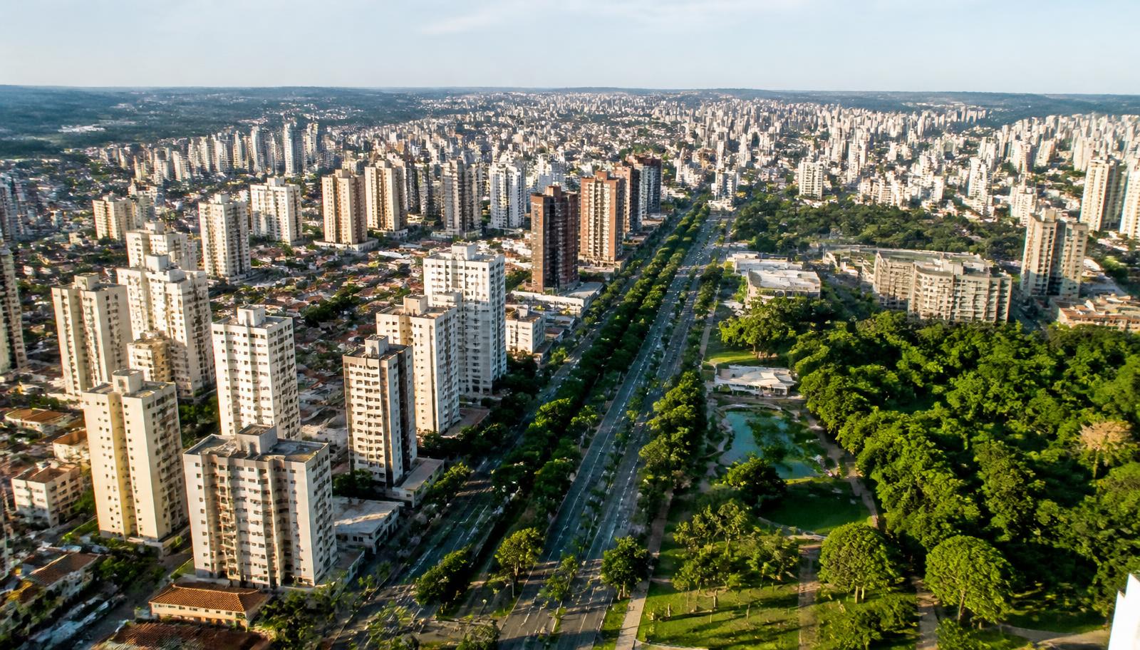 Vista aérea de bairro residencial com edifícios e parque arborizado em Santo André